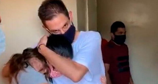 Juan Requesens abraza a su hermana, Rafael Requesens, tras salir de prisión. Foto: Twitter.