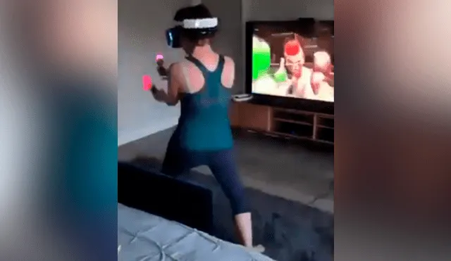 Facebook viral: mujer prueba por primera vez juego de ‘realidad virtual’ y tiene insólita reacción que hace reír a todos
