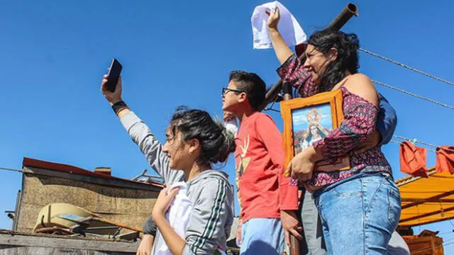 Esperanza. Desde los techos de sus casas, arequipeños alzaron la mirada al cielo para rezar a la Virgen de Chapi.