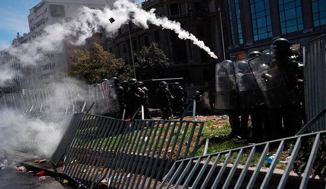 El domingo una vez más se registraron enfrentamientos con Carabineros de Chile. Foto: EFE