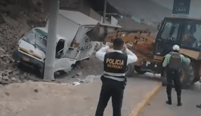 Pasamayito: furgometa protagonizó accidente de tránsito en la vía que una Comas y San Juan de Lurigancho. Foto: captura video Canal N.