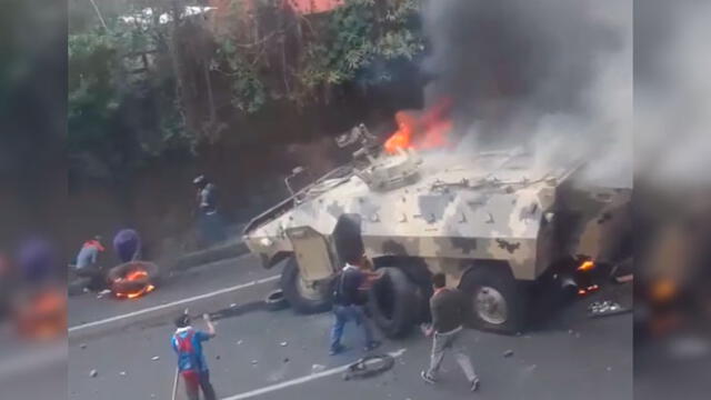 Manifestantes queman tanqueta militar en plena calle. Foto: Captura