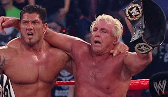 WWE: Ric Flair será sometido a operación tras golpiza que le dio Batista [VIDEO]
