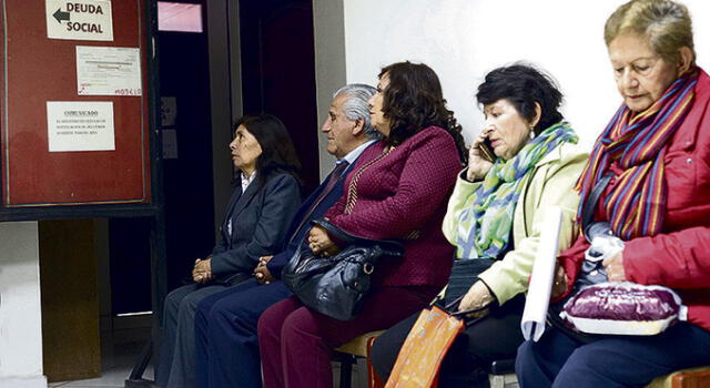 El calvario de docentes ancianos para cobrar deuda social en Cusco