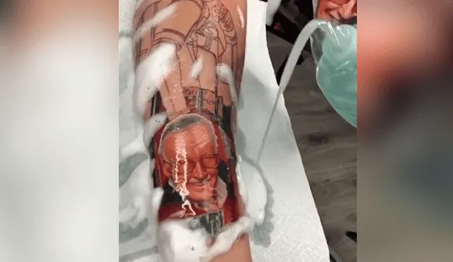Desliza hacia la izquierda para ver el tatuaje 'ultra realista' que se hizo un fanático de Marvel con el rostro de Stan Lee. El video es viral en Facebook.