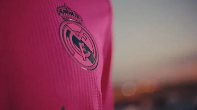 Real Madrid presentó su nueva equipación en la que destaca la camiseta alterna .