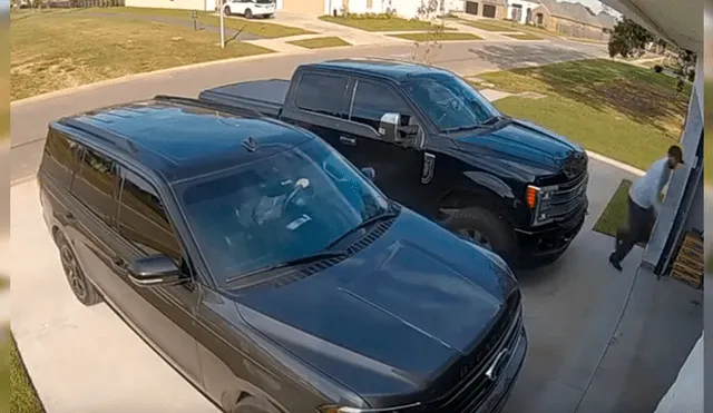 Mujer pensó que su esposo ya estaba yéndose en su camioneta, cuando lo vio tirado en la puerta de la cochera. El curioso momento se ha hecho viral en YouTube.