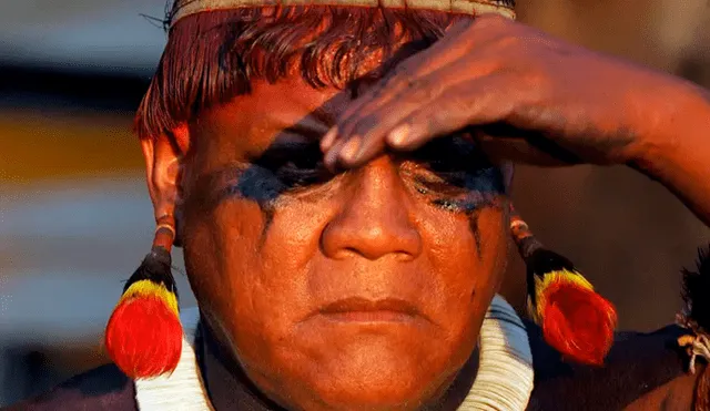 El líder indígena Aritana Yawalapiti, que luchaba por preservar la Amazonia, falleció por coronavirus en Brasil. Foto: Antonio Scorza / AFP