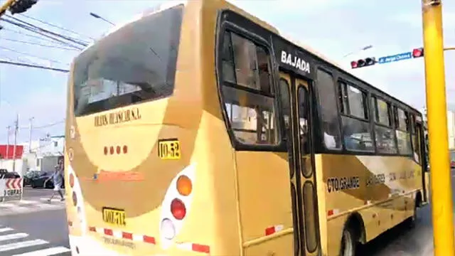 San Miguel: bus de transporte público se pasa la luz roja [VIDEO]