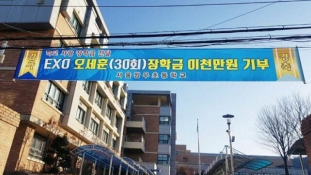 Cartel colocado por la escuela primaria, donde mencionan la donación del integrante de EXO.