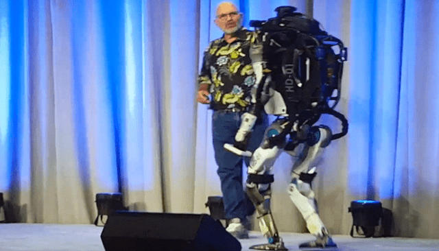 YouTube: el bochornoso momento en que un robot cae del escenario durante su presentación [VIDEO]