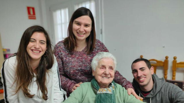 Ana del Valle, de 107 años, junto a sus nietos. Venció a dos pandemias en su vida. Fuente: CharryTV.