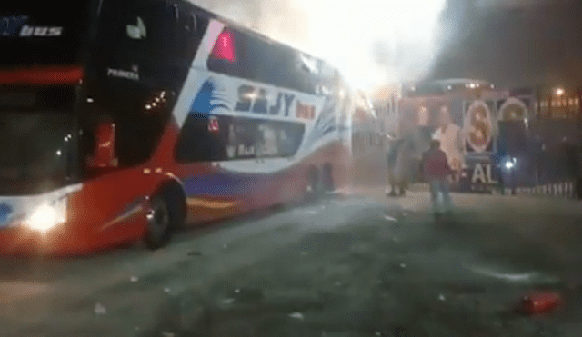 Momento exacto del incendio del bus interprovincial en Fiori [VIDEO] 
