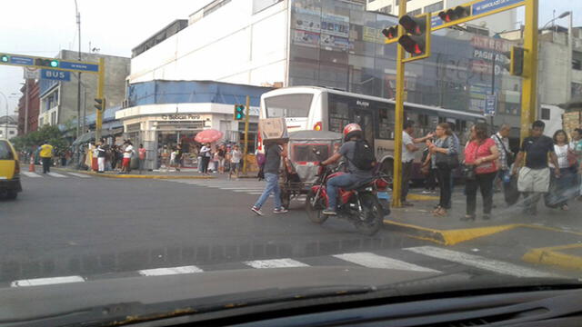 Mototaxi transita por zona concurrida del Centro de Lima