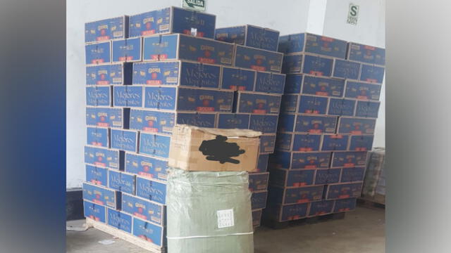 Cargamento de panetones fue recuperado en Lima. Foto: PNP