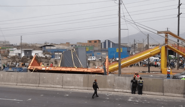 Panamericana Norte: Camión tumba puente y este cae encima de auto [VIDEO]