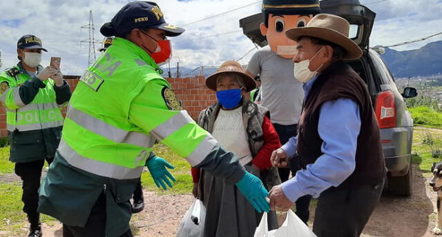 Policías llevaron bolsas con alimentos para hogares de escasos recursos económicos.