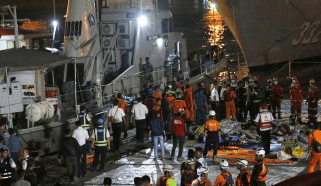 Indonesia: equipos de rescate buscan cajas negras de avión estrellado
