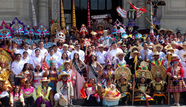 Delegaciones, autoridades y jefe de region Policial de Cajamarca en Palacio de Gobierno.