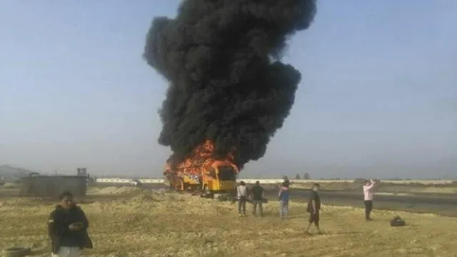 Se incendia bus que trasladaba a músicos de la orquesta Agua Azul [VIDEO] 