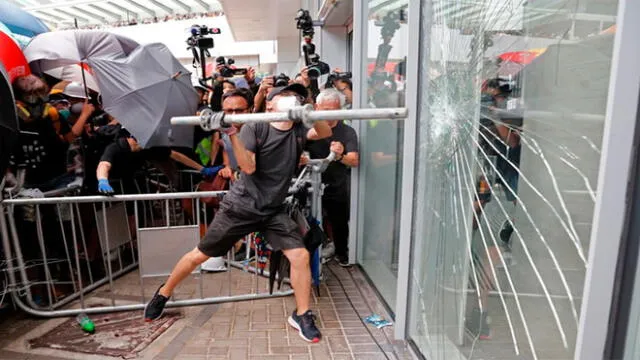 Manifestantes rompieron los vidrios de puertas y ventanas para ingresar al Parlamento. Foto: Reuters.