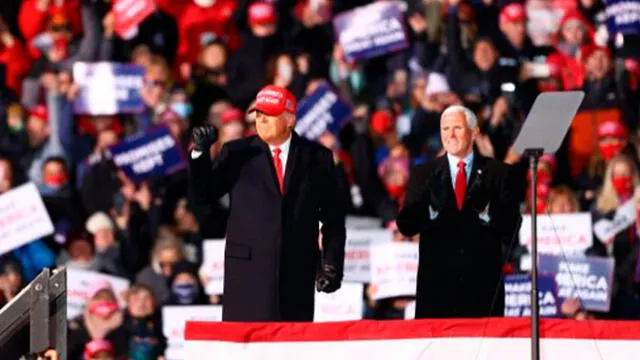 El presidente de Estados Unidos, Donald Trump y el vicepresidente, Mike Pence, saludan a sus seguidores en un mitin el 2 de noviembre de 2020 en Traverse City, Michigan. Foto: AFP