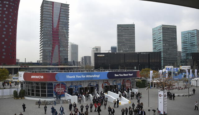 People arrive at the Mobile World Congress (MWC) on February 26, 2018 in Barcelona. - The Mobile World Congress, the world's biggest mobile fair, is held in Barcelona from February 26 to March 1. (Photo by Josep LAGO / AFP)