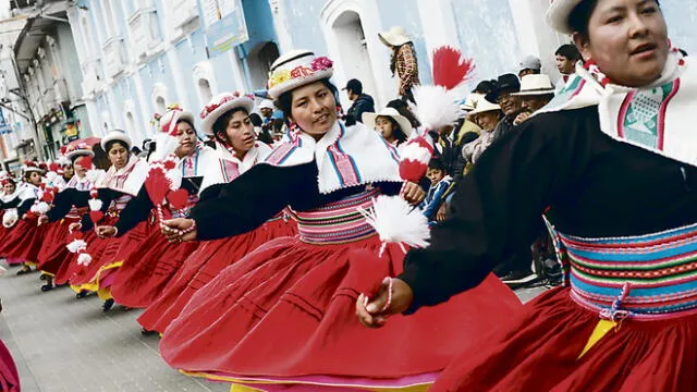 reclamo. Prelado de Puno cuestionó que bailarines siguieran danzando, cuando la imagen de la Virgen era trasladada a la Catedral de Puno.