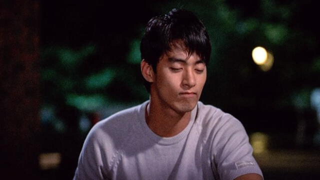 El actor coreano Joo Jin Mo, ahora de 45 años, tuvo su primer papel destacado en la película "Dance Dance" (1999).