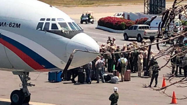 ¿En defensa de Maduro?: Casi 100 militares rusos aterrizan en Venezuela