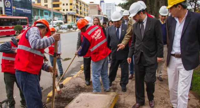 Limpian canales y sumideros para prevenir inundaciones por lluvias en Cusco 