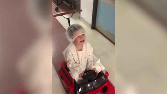 Un niño se dirige a la sala de operaciones sin preocupación alguna. Foto: Captura de pantalla