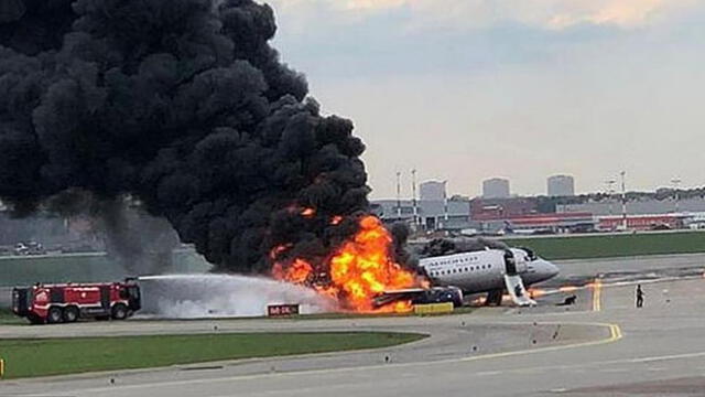 Rayo impactó contra avión que aterrizó envuelto en llamas en Moscú [VIDEOS]