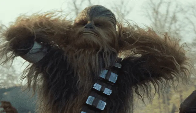 Star Wars: conoce al atractivo actor que da vida a Chewbacca [FOTOS]