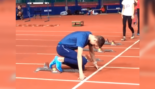 YouTube: Atleta chocó y derribó a niño tras iniciar una carrera [VIDEO]