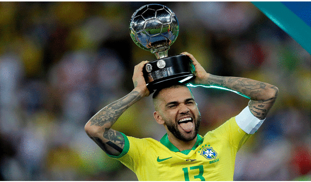 Dani Alves, de 36 años, fue elegido el Balón de Oro de la Copa América 2019. | Fotos: EFE / AFP