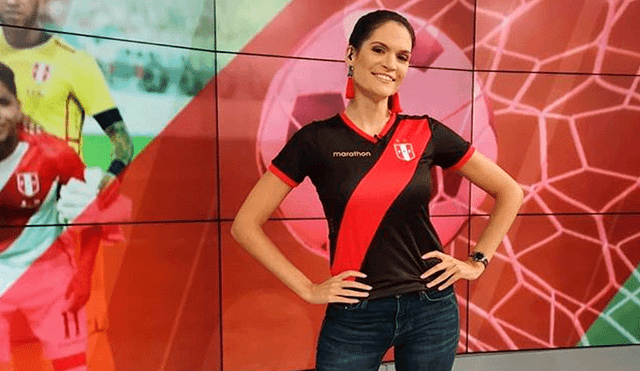 Juliana Oxenford y Lorena Álvarez posan con la camiseta de Alianza antes del ‘Clásico’