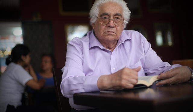 Recordado escritor Oswaldo Reynoso cuyo libro póstumo "Capricho en azul" está en oferta.