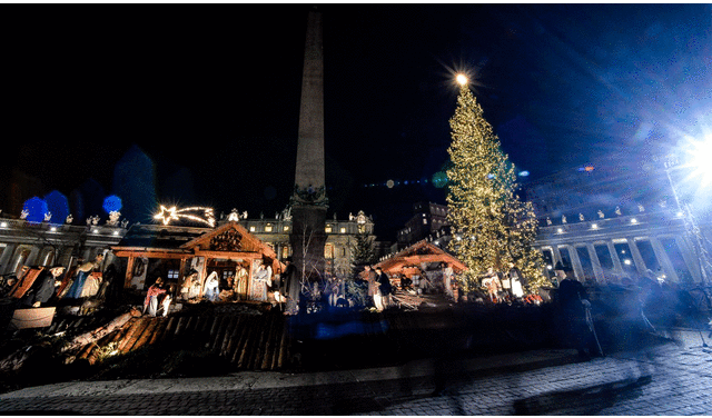 El nacimiento y el árbol son dos de los símbolos más representativos de la Navidad. Foto: AFP
