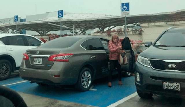 Facebook: Fotografía de conductora que estaciona en zona para personas con discapacidad causa indignación 