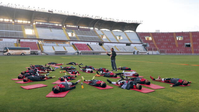 ESPERA. Los rojinegros esperaban un mejor resultado de Universitario. Ayer entrenaron y recibieron charla de psicólogo.