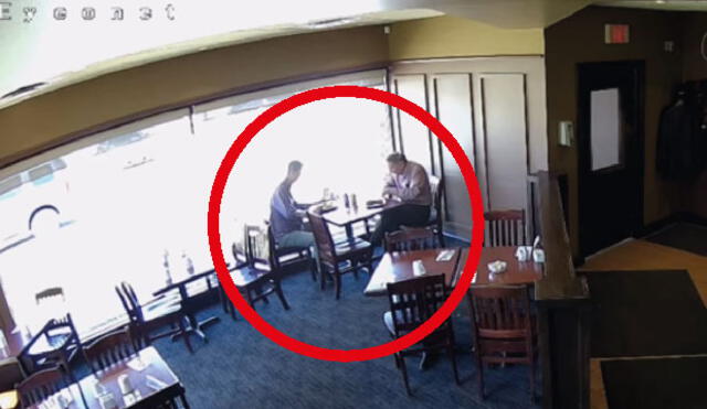 YouTube: Almorzaban tranquilamente en un restaurant sin imaginar que algo terrible sucedería [VIDEO]