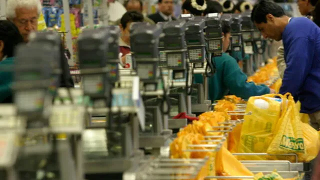 Supermercados distribuyen 200 millones de plástico al año
