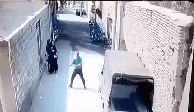 YouTube viral: hombre y mujeres miran atentamente un muero y este se desploma aplastándolos  [VIDEO]