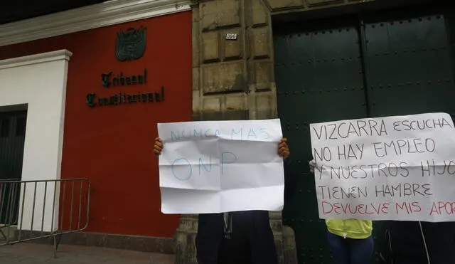 Un grupo de civiles exige ante el TC que se devuelva su dinero aportado a la ONP. Foto: Félix Contreras