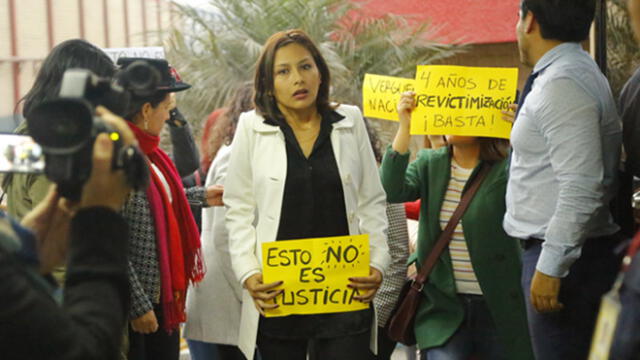 Arlette Contreras en julio pasado a la afueras de la Corte de Lima Norte, luego de escuchar el fallo contra Adriano Pozo. (Foto: José Abanto Cerdán / Grupo La República)