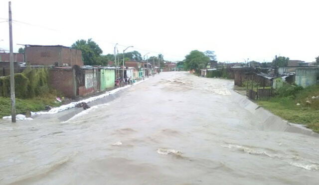 Huaicos en Perú: Canal vía se desbordó y evacuan a más de 3 mil familias en Sullana