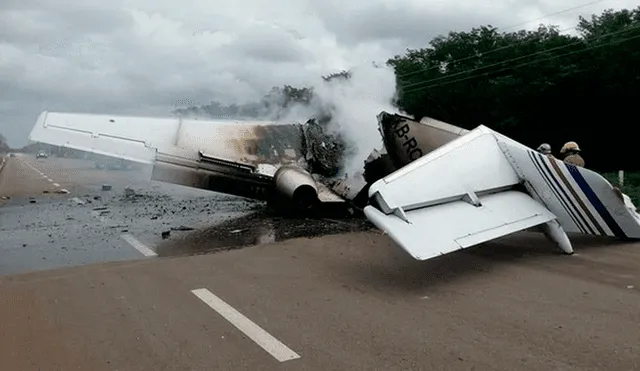 Presunto avión que transportaba drogas se incendió en una carretera de México. Foto: EFE
