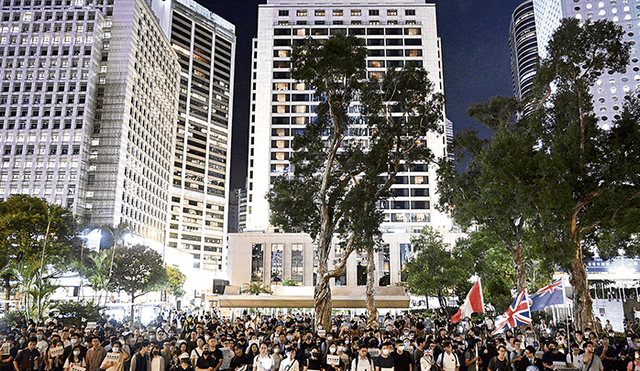 Silentes. Jóvenes alrededor del Cenotafio de Hong Kong.