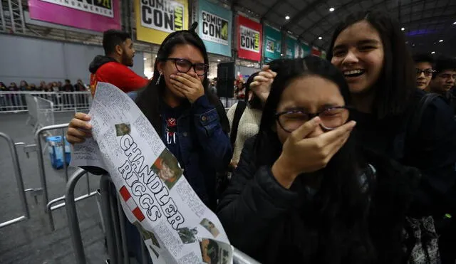 La mayoría de los fans portaban pancartas, póster y fotos alusivos a 'Carl Grimes'.